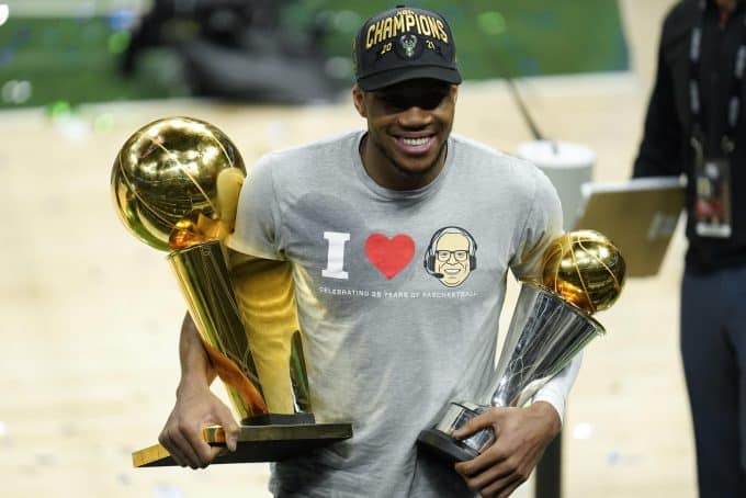 Giannis I Love Jim Paschketball T-shirt - Image 2